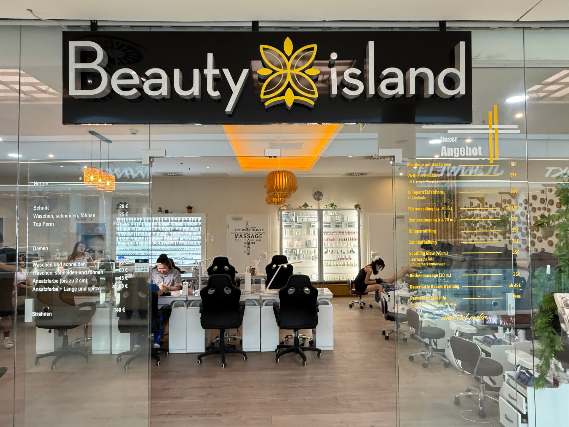 Eingang des Beauty Island Studios in den Schönhauser Allee Arcaden in Berlin