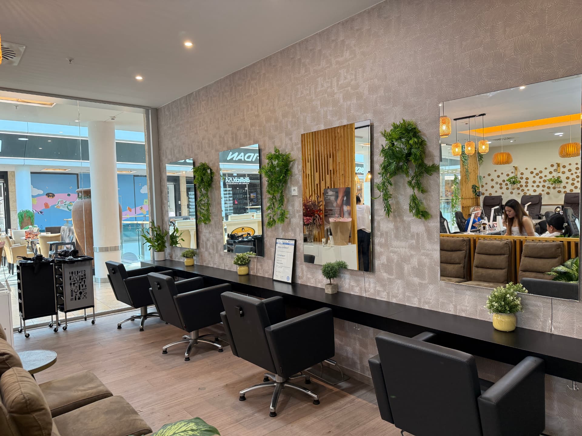 Friseurin föhnt langes Haar im Salon von Beauty Island